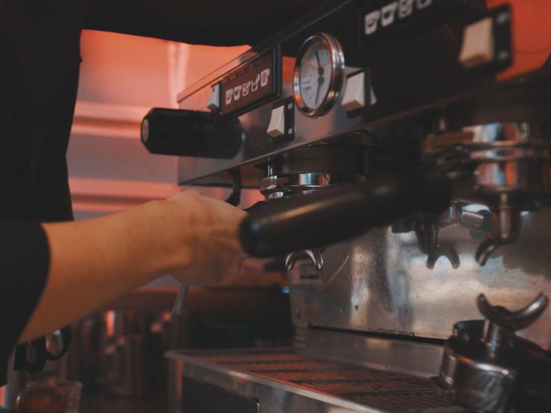 priprema kafe na espresso mašini