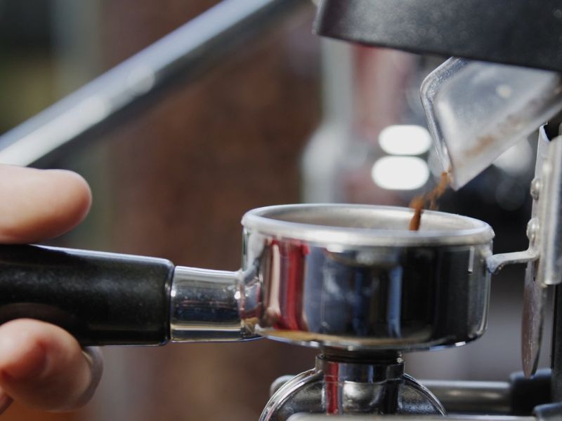 Ručna parna mlaznica pruža kontrolu i pristupačnost, ali zahteva veštinu i vežbu za korišćenje.