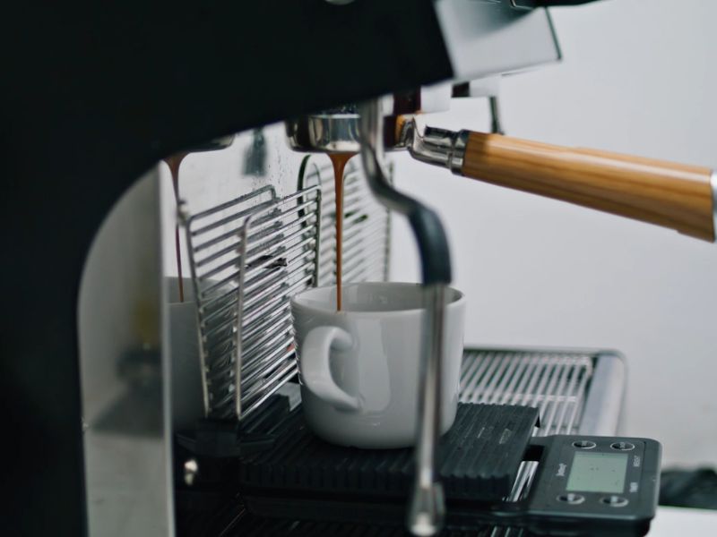 Vodič za espresso aparate u Srbiji: modeli, cene, karakteristike, kapsule, mlin, mlečni sistem, saveti.