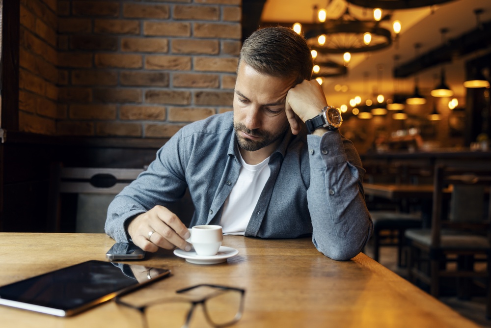 Muškarac u kafiću pije espresso i razmišlja o ukusu